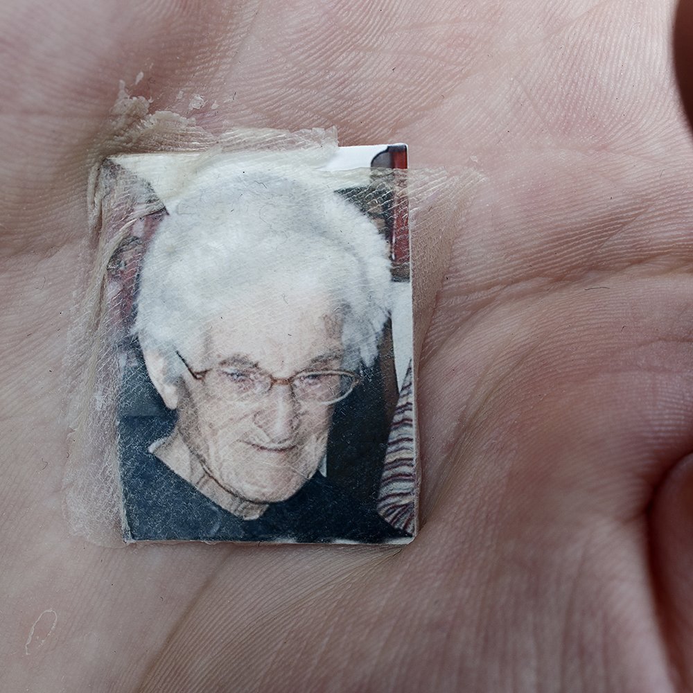 Entrevista con David Catá, artista y fotógrafo Español sobre su obra Bajo mi piel, expresión a través de puntadas en la piel. Bajo mi piel, serie de David Catá en entrevista con Fotógrafo no Fotógrafo