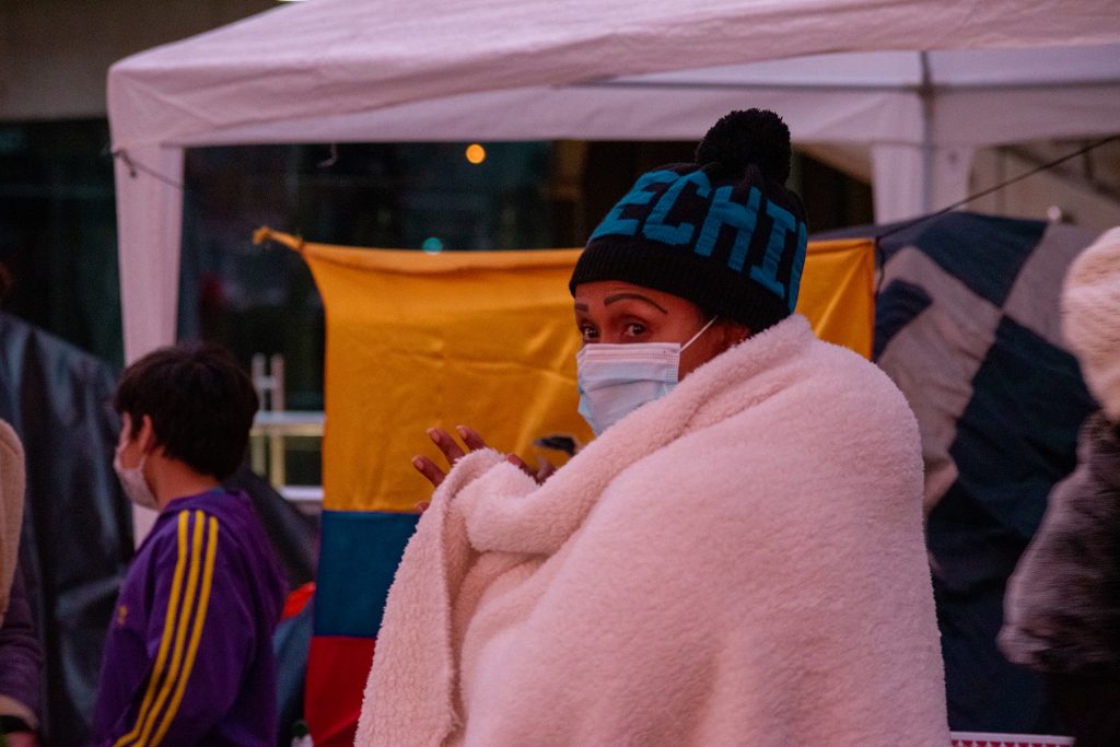 El largo retorno de los viajeros, un reportaje de la fotógrafa Paula Merlo Bravo, sobre la historia de 45 ciudadanos de Ecuador varados en Chile. El largo retorno de los viajeros por Paula Merlo