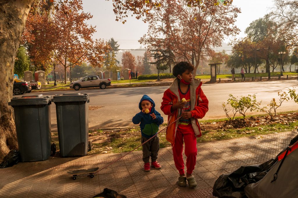 El largo retorno de los viajeros, un reportaje de la fotógrafa Paula Merlo Bravo, sobre la historia de 45 ciudadanos de Ecuador varados en Chile. El largo retorno de los viajeros por Paula Merlo