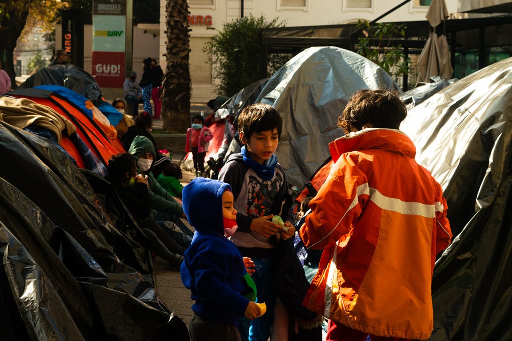 El largo retorno de los viajeros, un reportaje de la fotógrafa Paula Merlo Bravo, sobre la historia de 45 ciudadanos de Ecuador varados en Chile. El largo retorno de los viajeros por Paula Merlo
