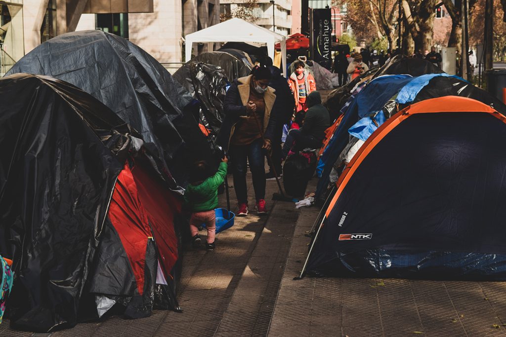 El largo retorno de los viajeros, un reportaje de la fotógrafa Paula Merlo Bravo, sobre la historia de 45 ciudadanos de Ecuador varados en Chile. El largo retorno de los viajeros por Paula Merlo