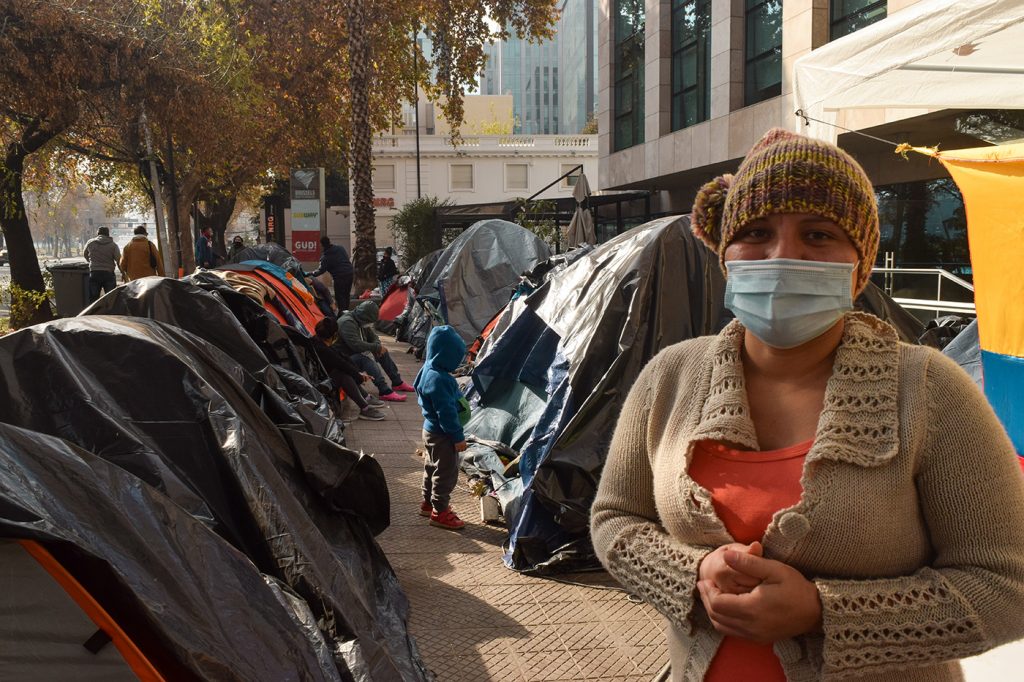 El largo retorno de los viajeros, un reportaje de la fotógrafa Paula Merlo Bravo, sobre la historia de 45 ciudadanos de Ecuador varados en Chile. El largo retorno de los viajeros por Paula Merlo
