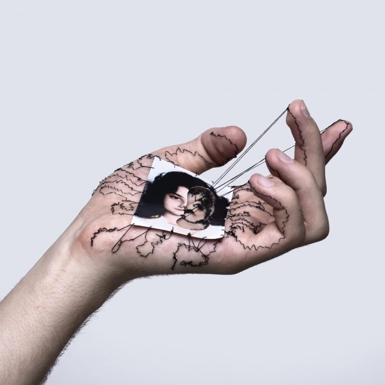 Entrevista con David Catá, artista y fotógrafo Español sobre su obra Bajo mi piel, expresión a través de puntadas en la piel. David Catá: La piel nos habla de lo que somos