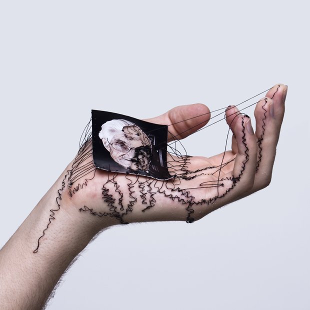 Entrevista con David Catá, artista y fotógrafo Español sobre su obra Bajo mi piel, expresión a través de puntadas en la piel. David Catá: La piel nos habla de lo que somos