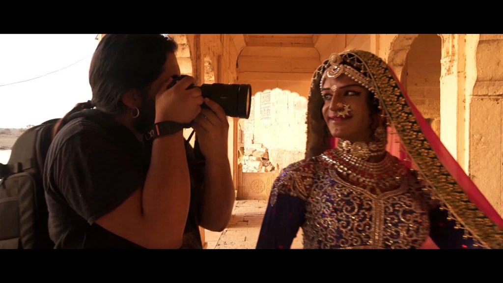 'Aperture: A World of Stories' una serie documental producida por Sony en la que conoceremos el trabajo del del fotógrafo colombiano Esteban Toro, un viaje por distintas culturas y tradiciones alrededor del mundo. Aperture: A World of Stories una serie sobre el trabajo de Esteban Toro, fotógrafo de viajes