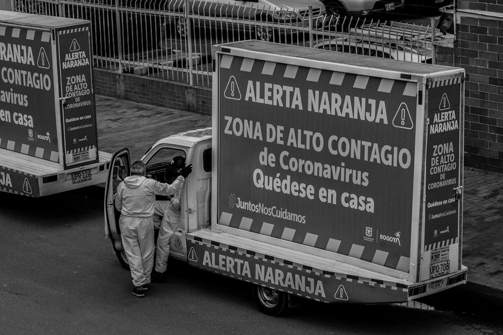En esta serie Daniel Eduardo Rojas, presenta los rostros anónimos de hombres y mujeres que se ven obligados a salir a las calles para sobrevivir en momentos del covid-19. Los otros Rostros de la Pandemia por Daniel Eduardo Rojas