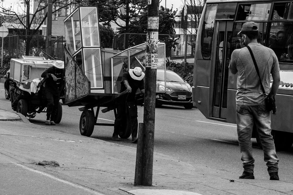 En esta serie Daniel Eduardo Rojas, presenta los rostros anónimos de hombres y mujeres que se ven obligados a salir a las calles para sobrevivir en momentos del covid-19. Los otros Rostros de la Pandemia por Daniel Eduardo Rojas
