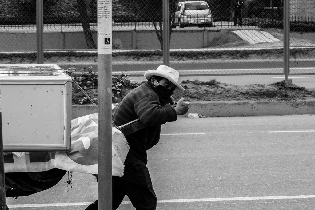 En esta serie Daniel Eduardo Rojas, presenta los rostros anónimos de hombres y mujeres que se ven obligados a salir a las calles para sobrevivir en momentos del covid-19. Los otros Rostros de la Pandemia por Daniel Eduardo Rojas