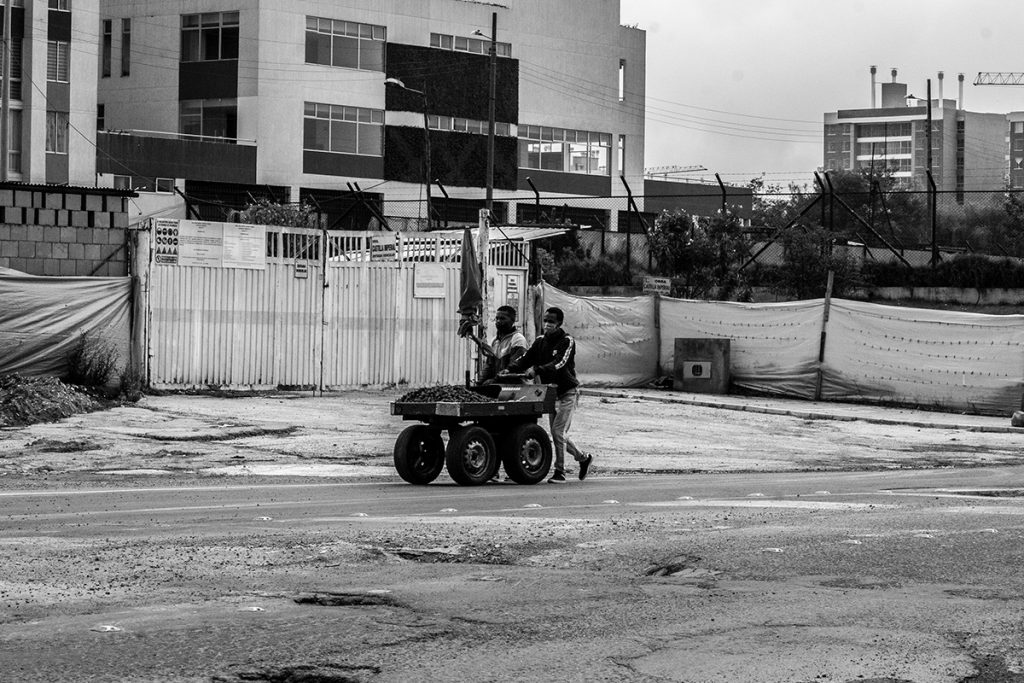 En esta serie Daniel Eduardo Rojas, presenta los rostros anónimos de hombres y mujeres que se ven obligados a salir a las calles para sobrevivir en momentos del covid-19. Los otros Rostros de la Pandemia por Daniel Eduardo Rojas