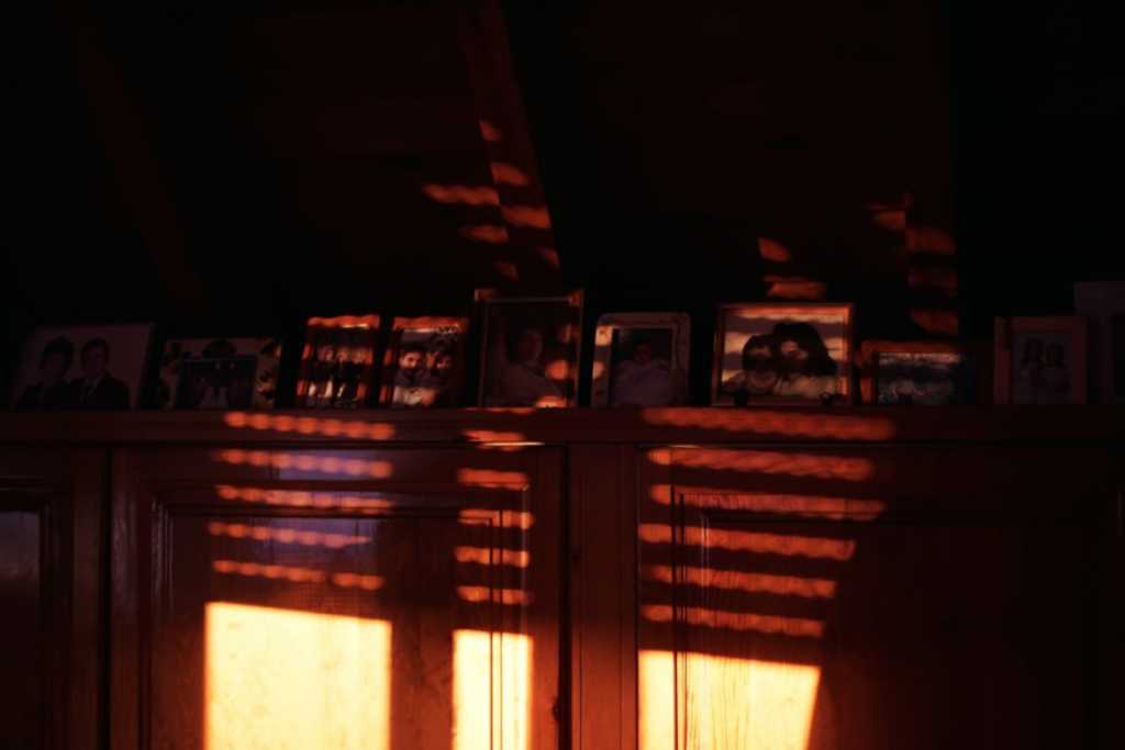 "Memoria, raíces y cuidado" de la fotógrafa Marina Fernández, retrata el trabajo de amor y cuidado que adelanta una abuela día a día a su compañero que sufre demencia. 'Memoria, raíces y cuidado', serie de Marina Fernández