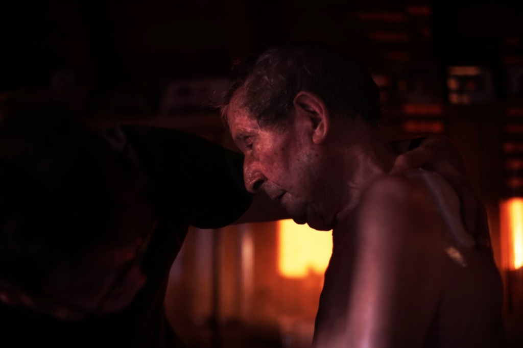 "Memoria, raíces y cuidado" de la fotógrafa Marina Fernández, retrata el trabajo de amor y cuidado que adelanta una abuela día a día a su compañero que sufre demencia. 'Memoria, raíces y cuidado', serie de la fotógrafa Marina Fernández