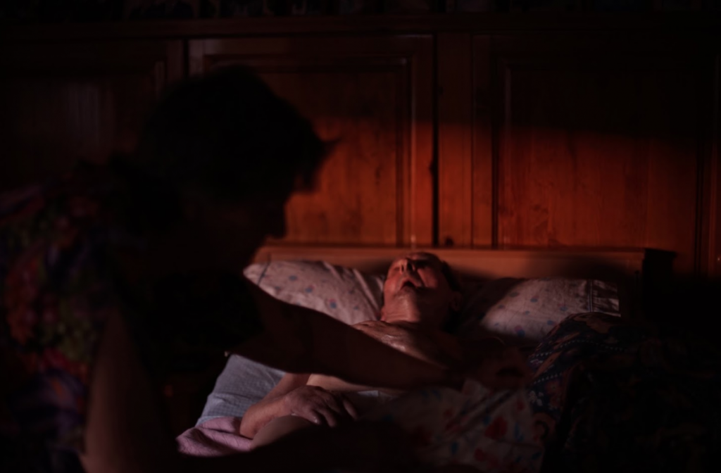 "Memoria, raíces y cuidado" de la fotógrafa Marina Fernández, retrata el trabajo de amor y cuidado que adelanta una abuela día a día a su compañero que sufre demencia. 'Memoria, raíces y cuidado', serie de Marina Fernández