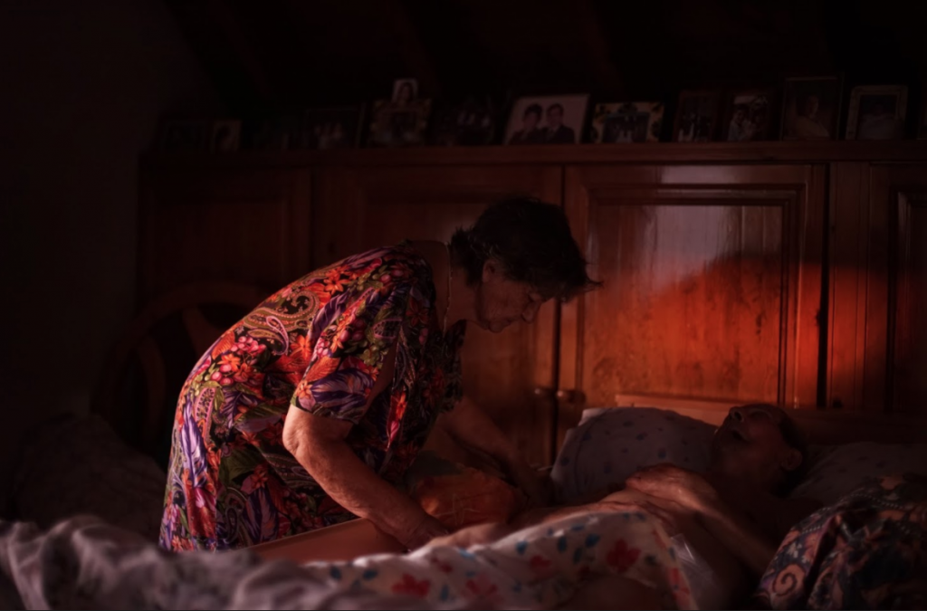 "Memoria, raíces y cuidado" de la fotógrafa Marina Fernández, retrata el trabajo de amor y cuidado que adelanta una abuela día a día a su compañero que sufre demencia. Marina Fernández