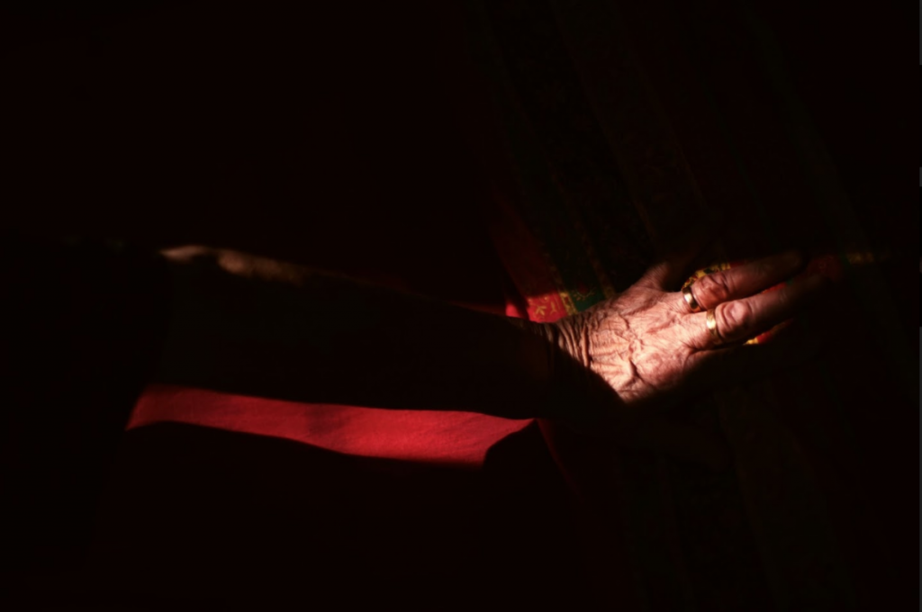 "Memoria, raíces y cuidado" de la fotógrafa Marina Fernández, retrata el trabajo de amor y cuidado que adelanta una abuela día a día a su compañero que sufre demencia. 'Memoria, raíces y cuidado', serie de Marina Fernández