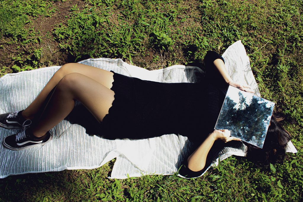 La mexicana Alejandra Herjiz explora el vinculo mujer - naturaleza en la serie 'Espejos Reflejados', una conexión de fragilidad y fortaleza. 'Espejos reflejados' serie de Alejandra Herjiz, fotógrafa mexicana