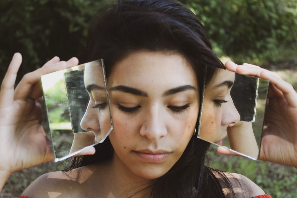 La mexicana Alejandra Herjiz explora el vinculo mujer - naturaleza en la serie 'Espejos Reflejados', una conexión de fragilidad y fortaleza. 'Espejos reflejados' serie de Alejandra Herjiz, fotógrafa mexicana