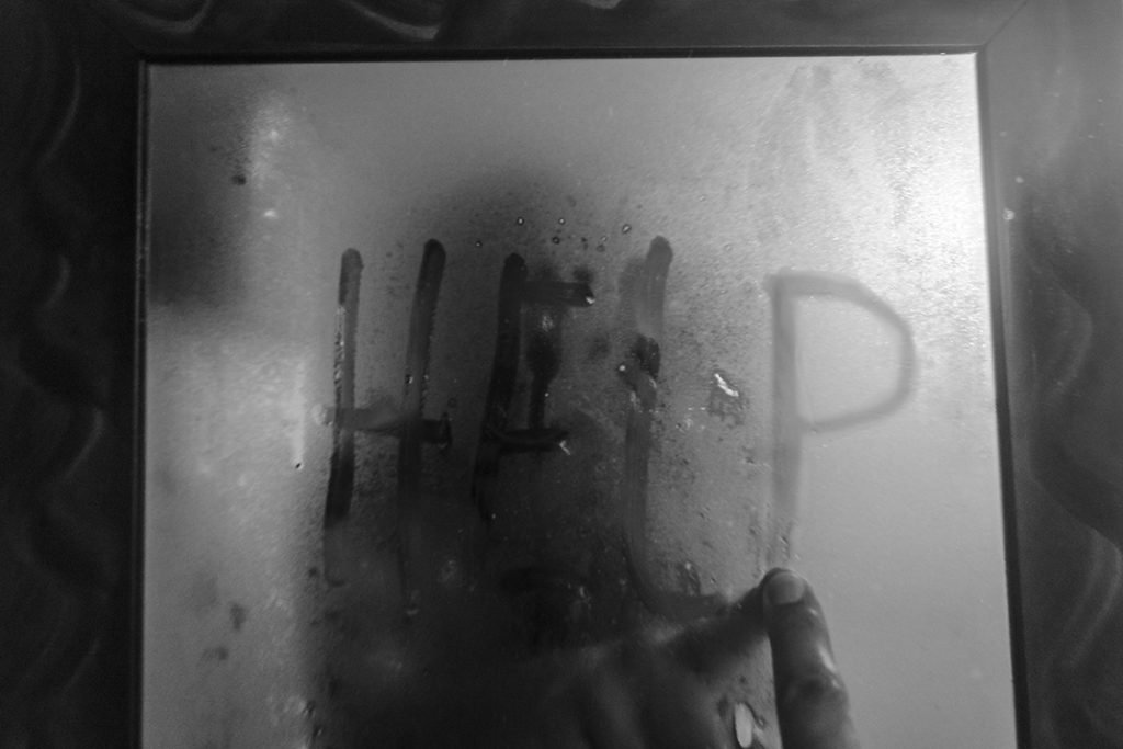 Una serie del fotógrafo Juan David Rivera marcada por preguntas, sentimientos de soledad, tristeza y rabia producida por la desigualdad social. Morir por COVID o morir por hambre/ © Juan David Rivera