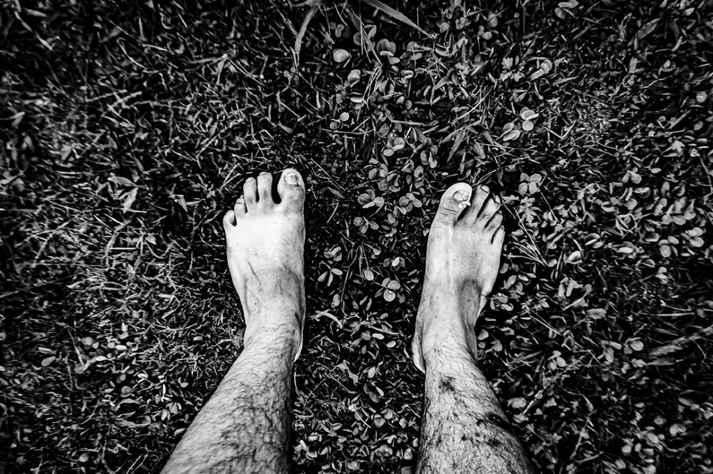 Una serie del fotógrafo Juan David Rivera marcada por preguntas, sentimientos de soledad, tristeza y rabia producida por la desigualdad social. 'Morir por COVID o morir por hambre' de Juan David Rivera