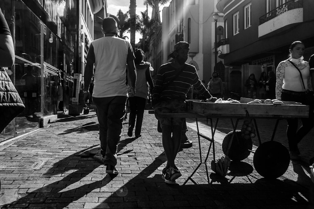 Una serie del fotógrafo Juan David Rivera marcada por preguntas, sentimientos de soledad, tristeza y rabia producida por la desigualdad social. 'Morir por COVID o morir por hambre' de Juan David Rivera