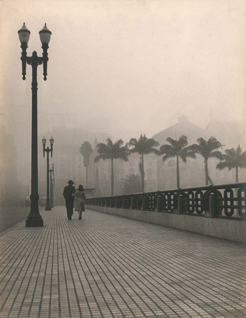 En 1951 el destacado fotógrafo vanguardista Eduardo Salvatore, miembro fundador y presidente del Foto Cine Club Bandeirante, una de las asociaciones de fotografía más importantes de Brasil y más antiguas de América Latina, escribió este texto que hoy compartimos. En él habla del estancamiento de la fotografía, cuestiona la fotografía de salón (competencias de fotografía) y llama a fotógrafx/artista a desarrollar una obra honesta que rompa patrones establecidos y que evolucione hacia una "interpretación y manifestación del propio "yo" del artista" Eduardo Salvatore