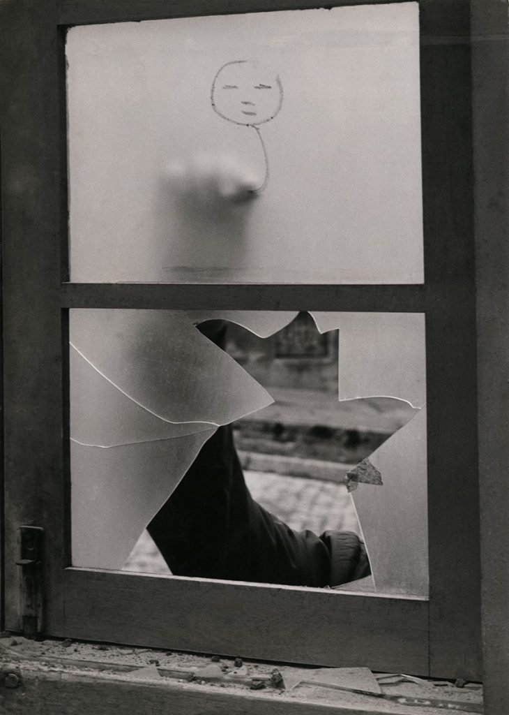 En 1951 el destacado fotógrafo vanguardista Eduardo Salvatore, miembro fundador y presidente del Foto Cine Club Bandeirante, una de las asociaciones de fotografía más importantes de Brasil y más antiguas de América Latina, escribió este texto que hoy compartimos. En él habla del estancamiento de la fotografía, cuestiona la fotografía de salón (competencias de fotografía) y llama a fotógrafx/artista a desarrollar una obra honesta que rompa patrones establecidos y que evolucione hacia una "interpretación y manifestación del propio "yo" del artista" Eduardo Salvatore