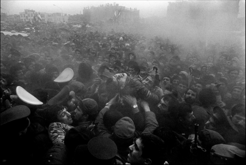 Documental de Abbas, fotoperiodista franco-iraquí que recorre los temas más destacados de su obra, más de 6 décadas de fotografia e historias. Abbas documental