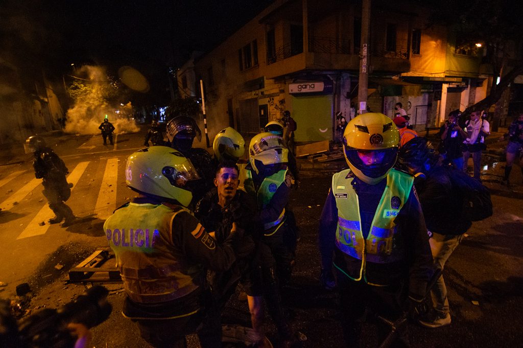 Para seguir conociendo mucho más del trabajo de Kevin Betancur en desarrollo del Paro Nacional en Medellín, síguelo en instagram genes_nativos y apoya el talento de lxs fotógrafos que se mantienen en las calles. 40 días de resistencia en Medellín - Paro Nacional