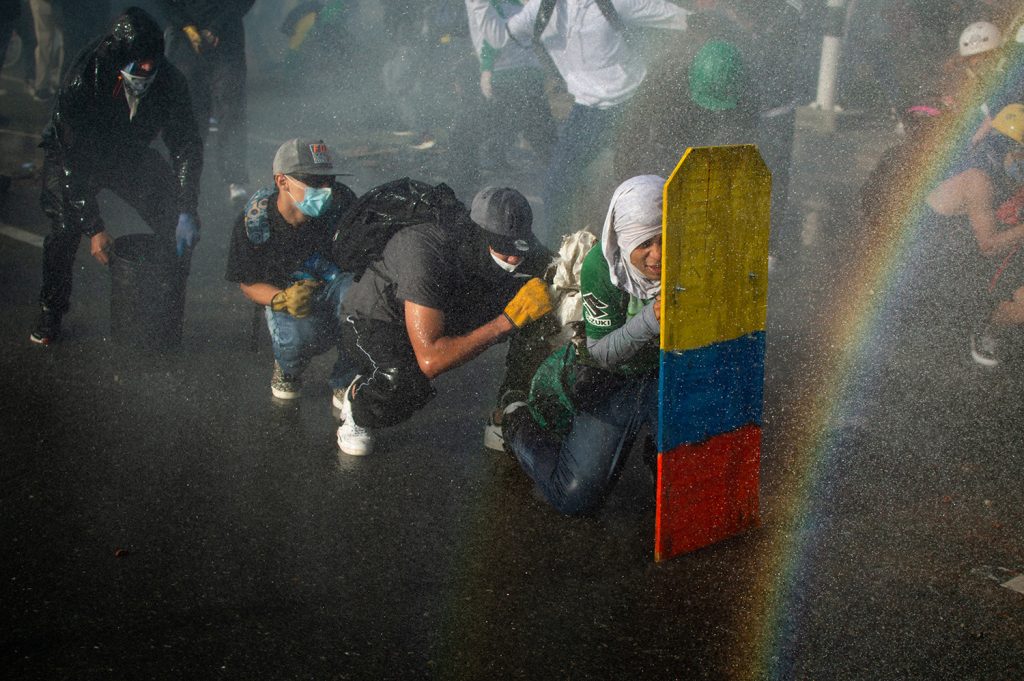 Para seguir conociendo mucho más del trabajo de Kevin Betancur en desarrollo del Paro Nacional en Medellín, síguelo en instagram genes_nativos y apoya el talento de lxs fotógrafos que se mantienen en las calles. 40 días de resistencia en Medellín - Paro Nacional