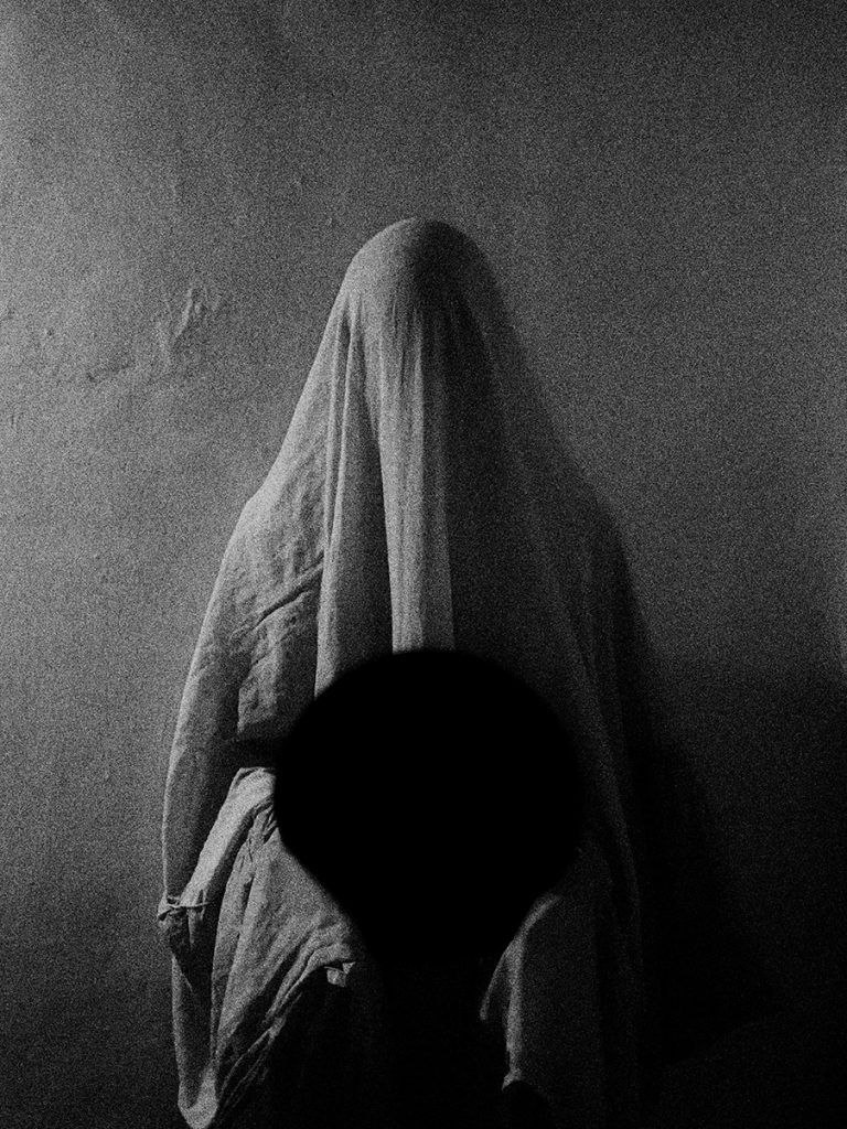 "Vacío convulso", es el segundo trabajo de Silentiko con el que sigue su línea de exploración en el simbolismo y lo experimental en la imagen. "Vacío convulso" una serie de exorcismo personal