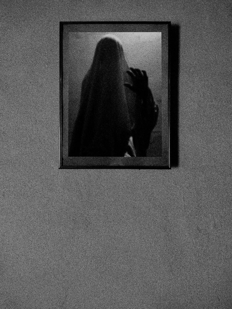 "Vacío convulso", es el segundo trabajo de Silentiko con el que sigue su línea de exploración en el simbolismo y lo experimental en la imagen. "Vacío convulso" una serie de exorcismo personal