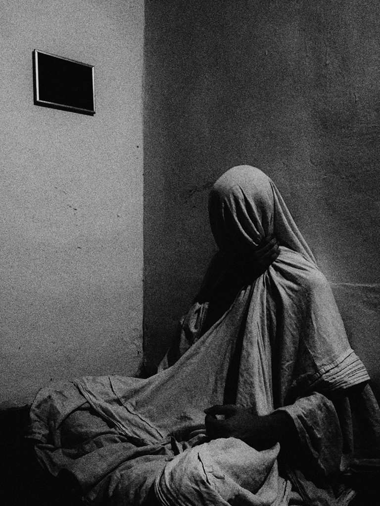 "Vacío convulso", es el segundo trabajo de Silentiko con el que sigue su línea de exploración en el simbolismo y lo experimental en la imagen. "Vacío convulso" una serie de exorcismo personal