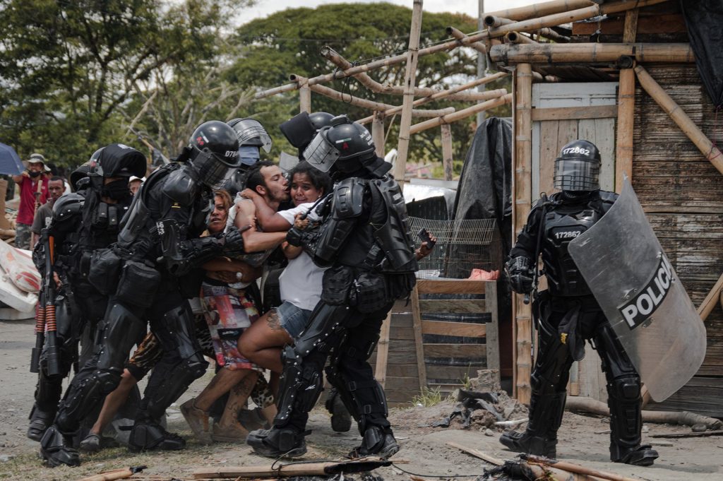 Este año el World Press Photo ha decidido hacer un cambio en su premio internacional reconociendo el trabajo de fotógrafas y fotógrafos por zonas geográficas. El mapa quedó así: Africa, Asia, Europa, America del Norte y Central, Sudeste Asiático y Oceanía, y Sudamérica, de este último hablaremos en esta entrada. Las 5 historias ganadoras del World Press Photo región Sudamérica