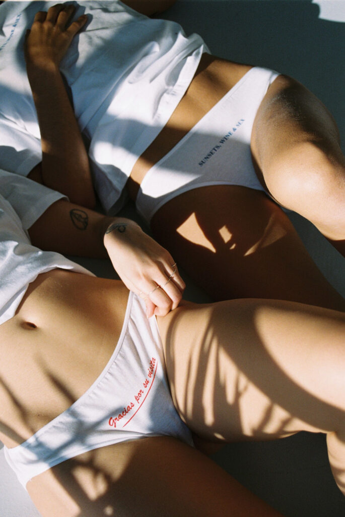Entrevista con Martina Matencio, fotógrafa catalana que transforma a través de su fotografía el cuerpo y la luz en poesía. Martina Matencio revela un poema en la piel
