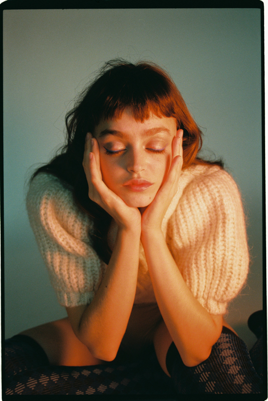 Entrevista con Martina Matencio, fotógrafa catalana que transforma a través de su fotografía el cuerpo y la luz en poesía. Martina Matencio revela un poema en la piel