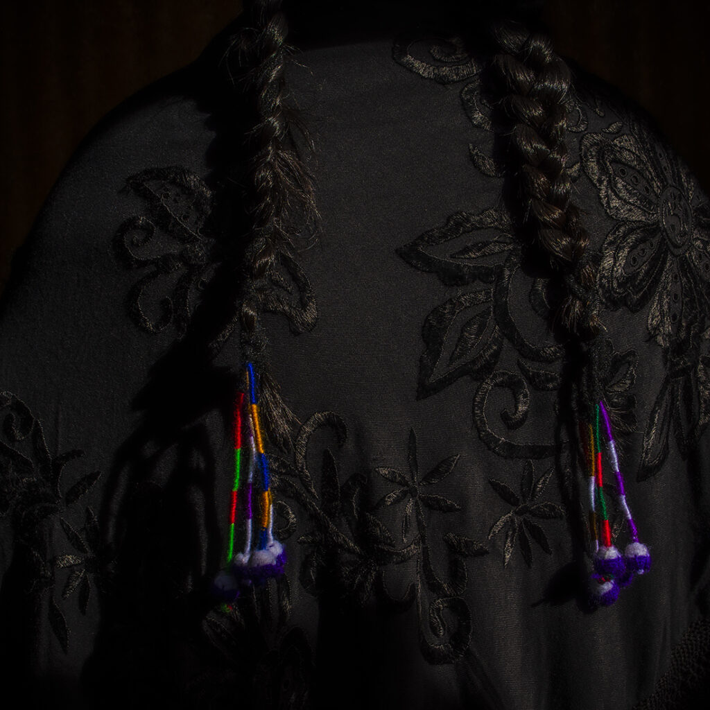 Entrevista con la fotógrafa Sara Aliaga Ticona, reconocida por sus series en temas de memoria e identidad cultural en Bolivia. Cholita tenías que ser - ©Sara Aliaga