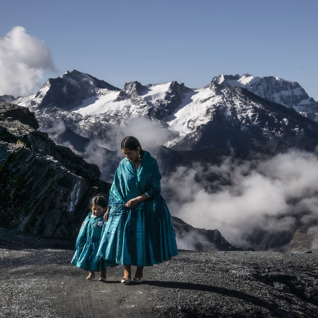 Entrevista con la fotógrafa Sara Aliaga Ticona, reconocida por sus series en temas de memoria e identidad cultural en Bolivia. Cholita Tenías que ser - ©Sara Aliaga