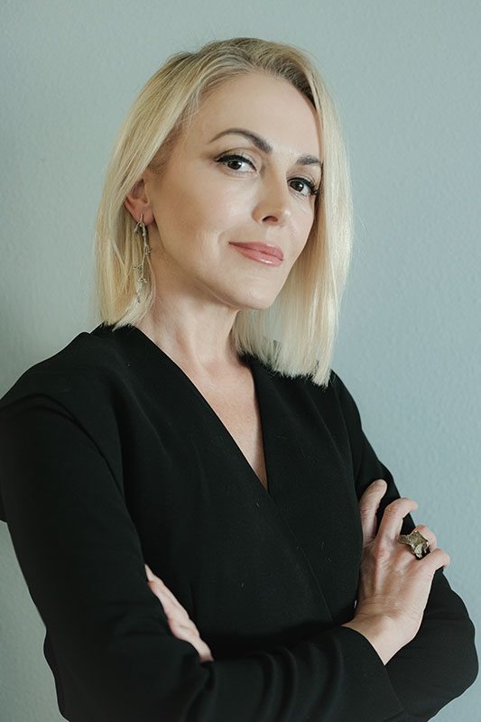 Angelika Kollin retrata la poderosa conexión de las relaciones humanas